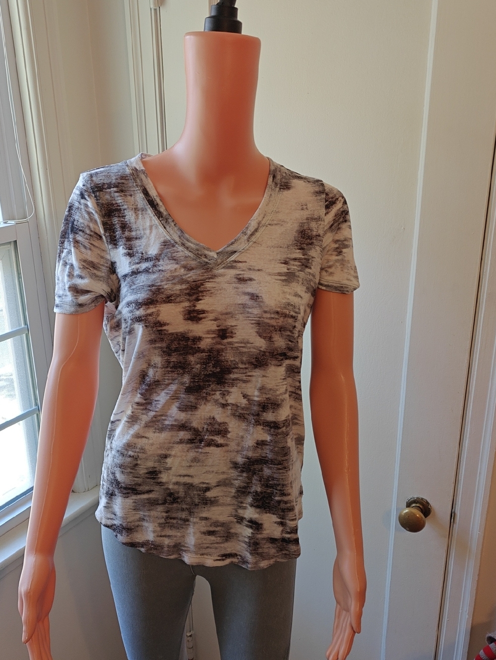 Athleta Black & White V-Neck Short Sleeve Tee